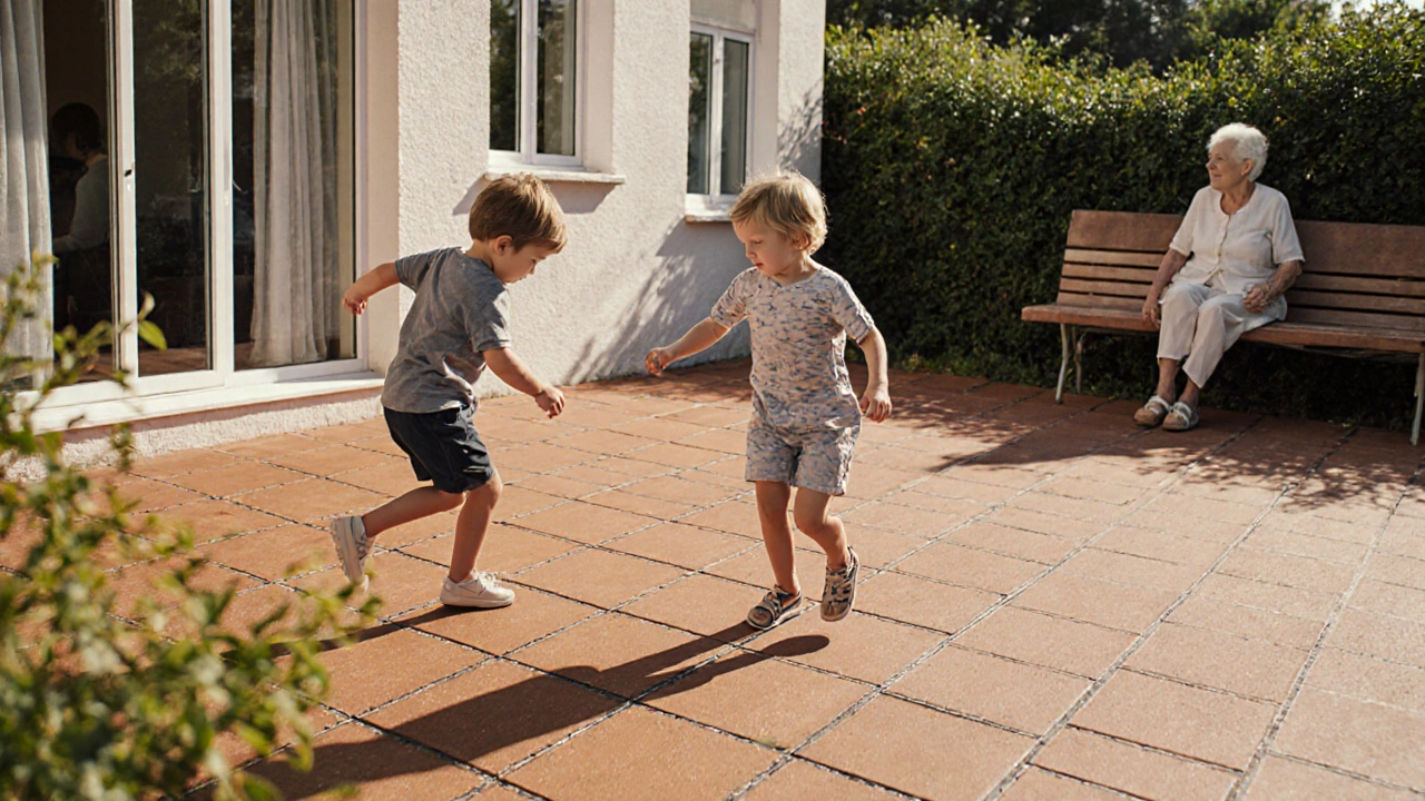 Ребенок играет на резиновом настиле террасы, пожилой человек отдыхает рядом.